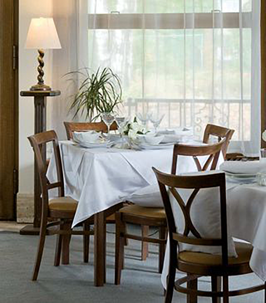 weiße Tischdecken in einem Restaurant weiße Tischdecken in einem Restaurant