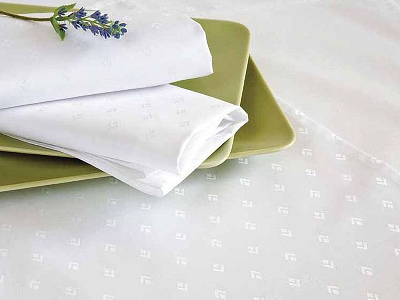 Damast-Tischdecke Leila mit modernem Muster Damast-Tischdecke Leila mit modernem Muster