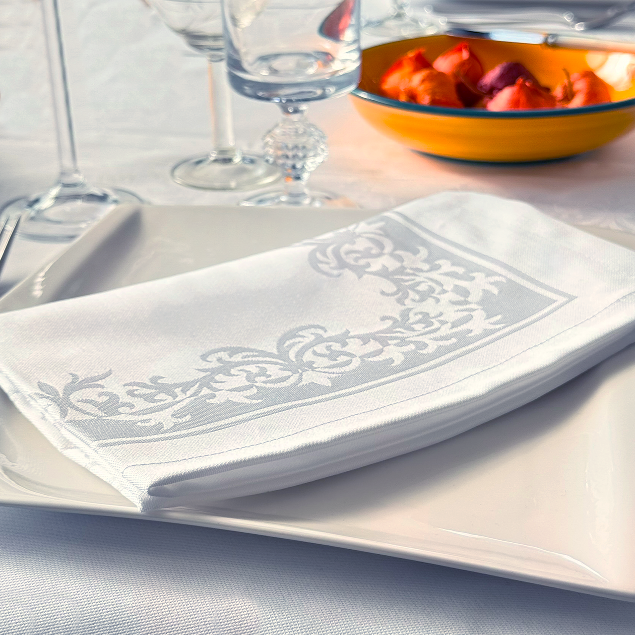 6 damask napkins Prinzipal, white, with ornamental pattern, 40x40 6 damask napkins Prinzipal, white, with ornamental pattern, 40x40